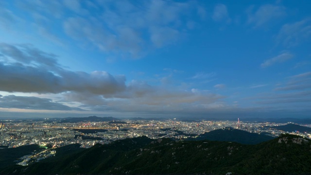 汉城市中心和Gwanaksan山的日夜视频素材