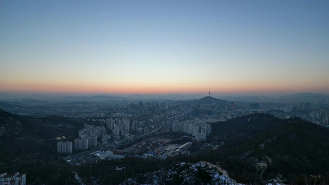 首尔中谷南山周围市区的夜景。视频素材