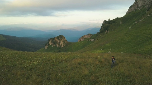 行走在山谷绿地上的人们可以从无人机上看到山谷视频素材