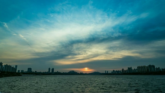 日落和夜景的城市建筑在汉江，首尔视频素材