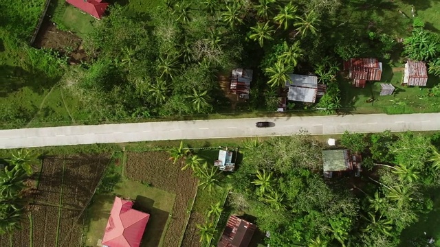 鸟瞰图在道路上跟随汽车。巧克力山综合体，巴端，菲律宾。视频素材