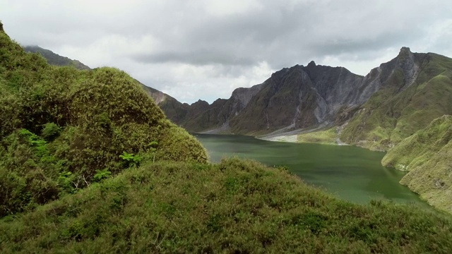 鸟瞰皮纳图博火山湖和山脉，波拉克，菲律宾。视频素材