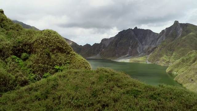 鸟瞰皮纳图博火山湖和山脉，波拉克，菲律宾。视频素材