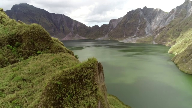 鸟瞰皮纳图博火山湖和山脉，波拉克，菲律宾。视频素材