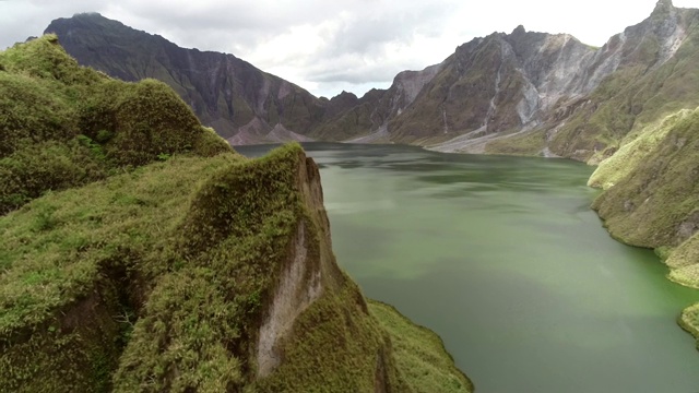 鸟瞰皮纳图博火山湖和山脉，波拉克，菲律宾。视频素材