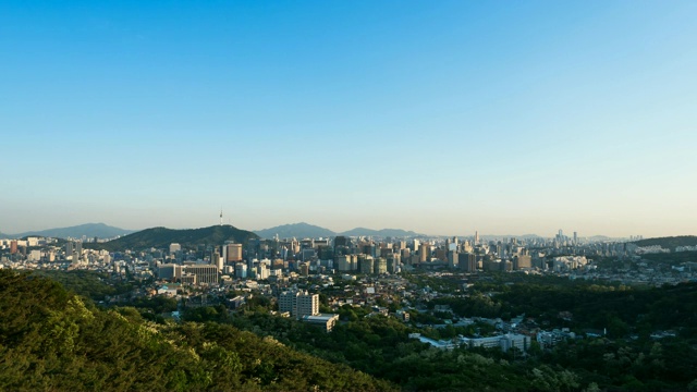 首尔中谷南山周围的城市景观视频素材