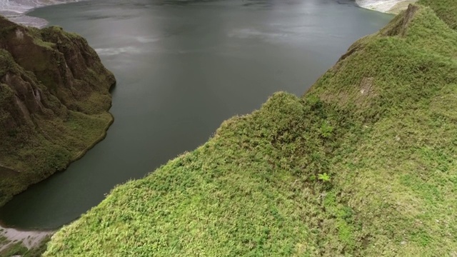 鸟瞰皮纳图博火山湖和山脉，波拉克，菲律宾。视频素材