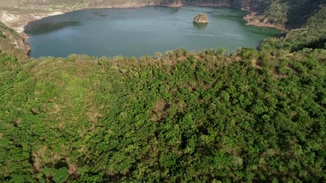 塔里赛高火山湖鸟瞰图，菲律宾。视频素材