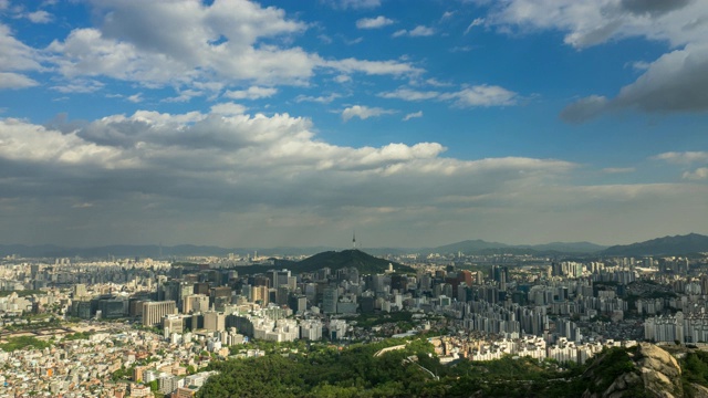 首尔中谷南山周围的城市景观视频素材