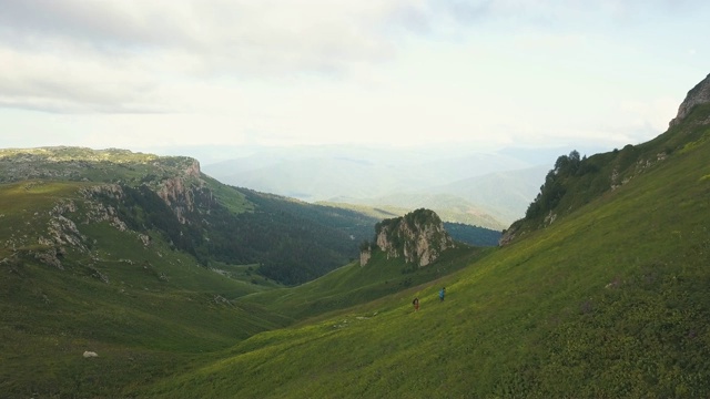 空中景观游客徒步登山时，夏季旅游视频素材