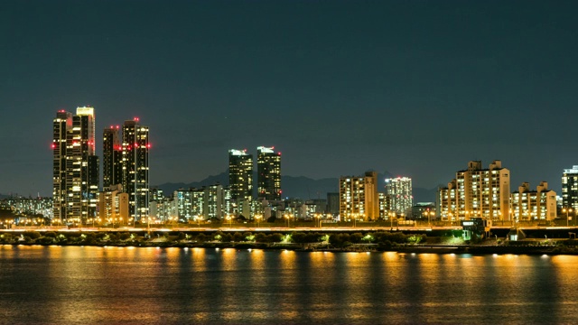 首尔汉江沿岸的市中心建筑夜景视频素材