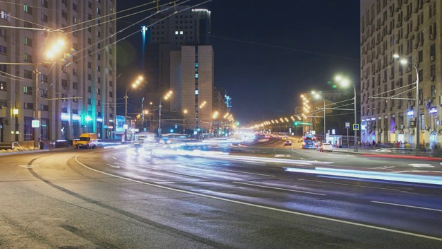 夜晚宽阔的城市街道上的交通光线所形成的城市景观视频素材