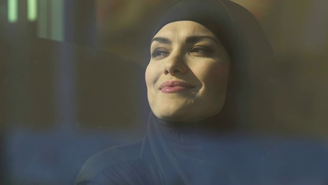 快乐的穆斯林妇女坐在咖啡馆，享受生活，自由和性别平等视频素材
