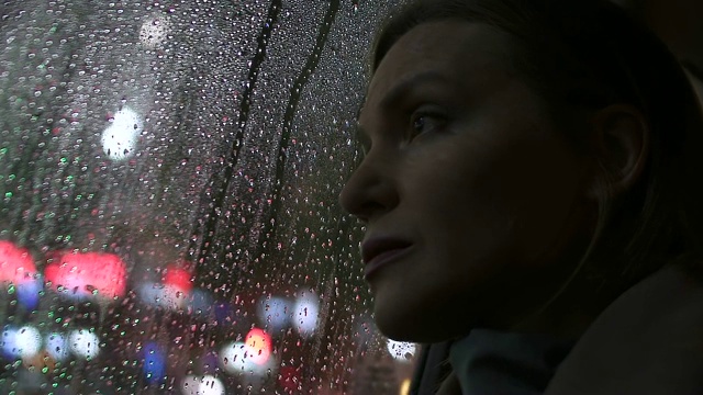 悲女透过雨窗望，坐在出租车里，秋压抑视频素材