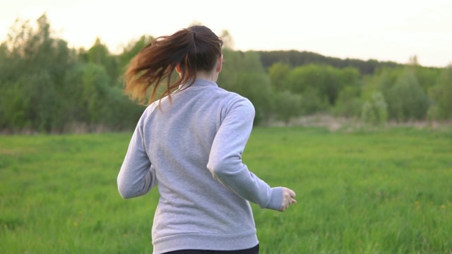 美丽的女人在新鲜空气中奔跑视频素材