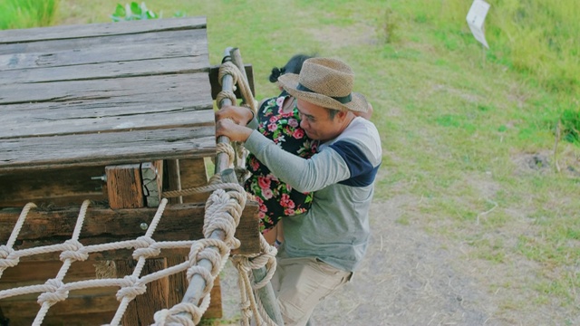 祖父和孙女在乡村农场度过时光视频素材