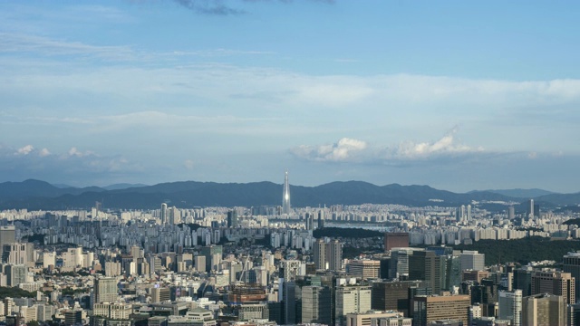 首尔松帕谷的乐天世界大厦(韩国最高的建筑)的城市景观视频素材