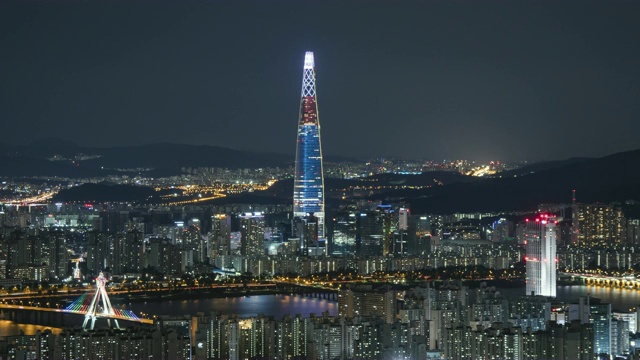 首尔松帕谷的乐天世界大厦(韩国最高的建筑)夜景视频素材