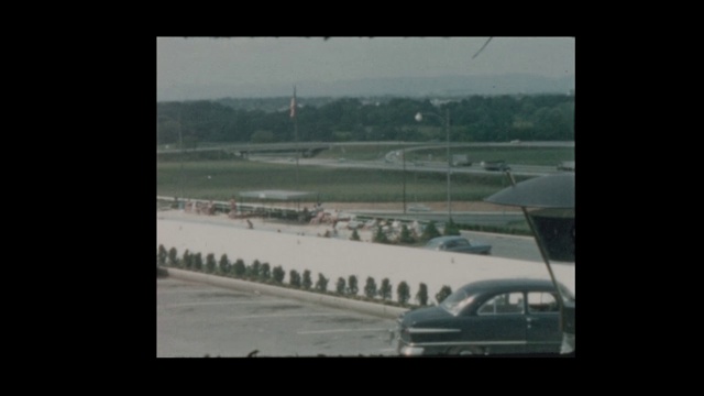 1958年的高速公路和停车场视频素材