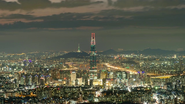 首尔松帕谷的乐天世界大厦(韩国最高的建筑)的日夜视频素材