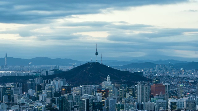 这是首尔中谷南山周围的市区的黎明视频素材