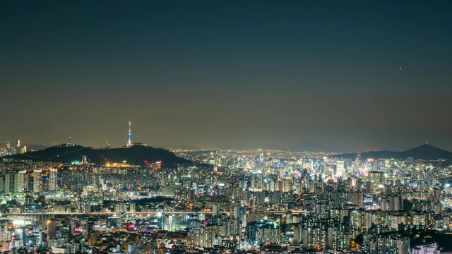 日落和夜景，在南山周围的市中心地区，中山，首尔视频素材