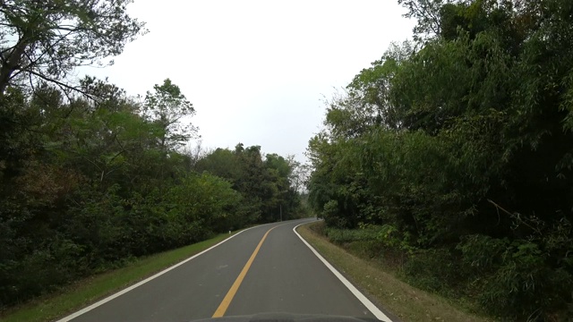 在乡村道路上驾驶视频素材