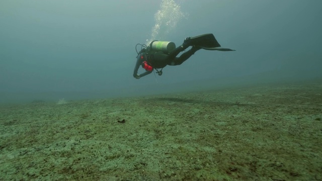 潜水者漂浮在海底，水下视野。深海潜水概念视频素材