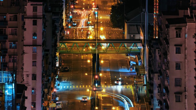 繁忙的交通在高峰时间穿过香港的主要道路视频素材