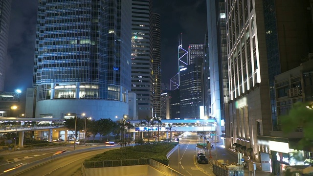 夜晚，汽车在城市道路上飞驰视频素材