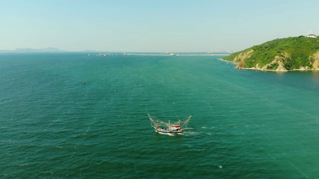 鸟瞰图上的渔船在蓝色的海洋和捕捉海洋动物海鲜视频素材