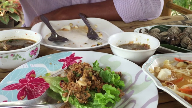 在餐馆吃各种泰国辛辣食物视频素材