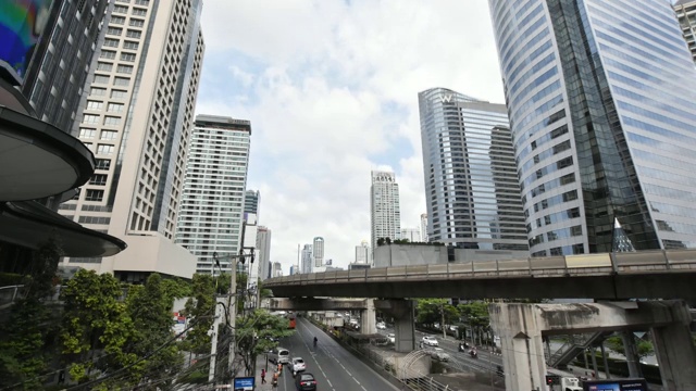 泰国曼谷:空中列车交通和建筑，匆忙的商业时光流逝视频素材