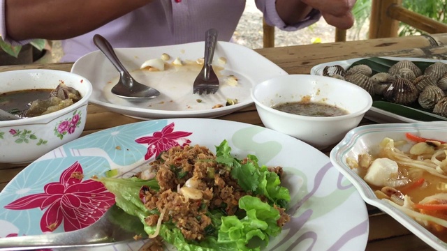 在餐馆吃各种泰国辛辣食物视频素材