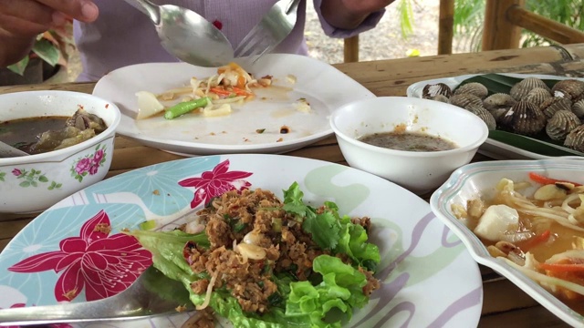 在餐馆吃各种泰国辛辣食物视频素材