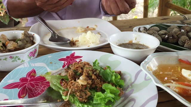 在餐馆吃各种泰国辛辣食物视频素材