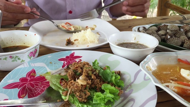 在餐馆吃各种泰国辛辣食物视频素材