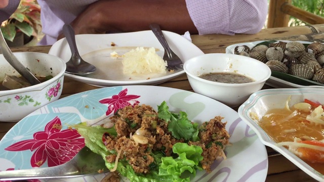 在餐馆吃各种泰国辛辣食物视频素材