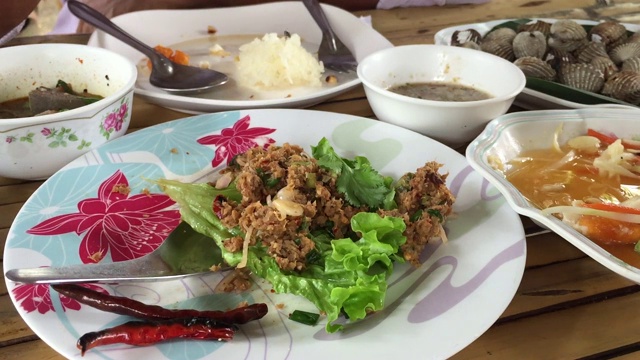 在餐馆吃各种泰国辛辣食物视频素材