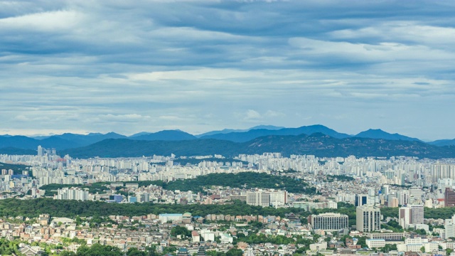 首尔市中心的建筑和山脉的全景视频素材