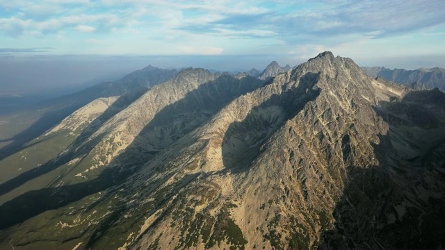 Gerlachov峰(Gerlachovsky stit)和高塔特拉斯山的早晨鸟瞰图，斯洛伐克视频素材