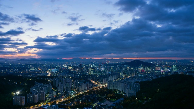 夜景和日出在南山周围的市中心地区，中古，首尔视频素材