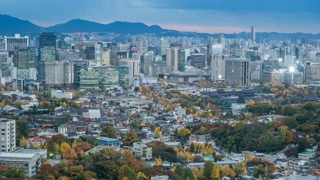 城市的昼夜建筑在京福宫(朝鲜王朝的皇家宫殿)，钟宫，首尔视频素材