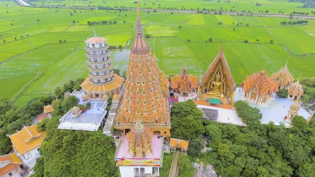 稻田间山上寺庙鸟瞰图，航拍视频素材