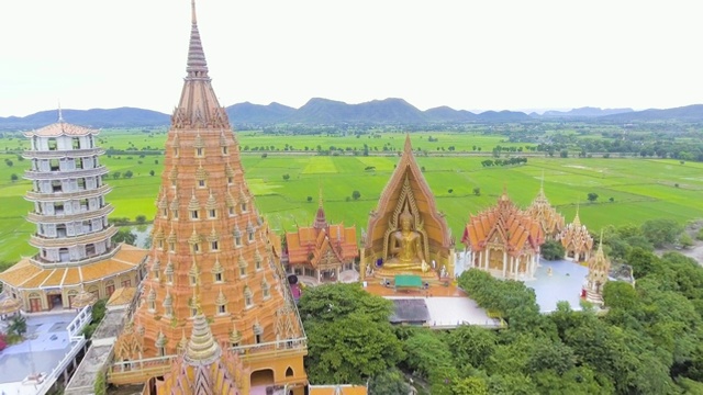 稻田间山上寺庙鸟瞰图，航拍视频素材