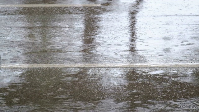 路上下着雨，慢动作视频素材