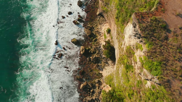 悬崖和海浪的鸟瞰图视频素材