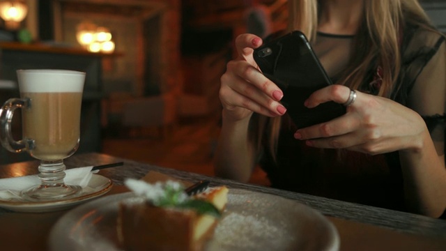 女人用手机拍食物照片。食品摄影。美味的早餐视频素材