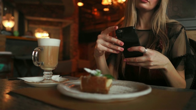 女人用手机拍食物照片。食品摄影。美味的早餐视频素材