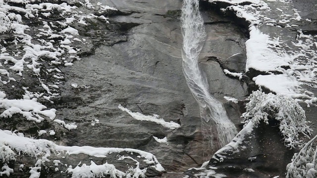 瀑布在冬天的一天，有雪视频素材